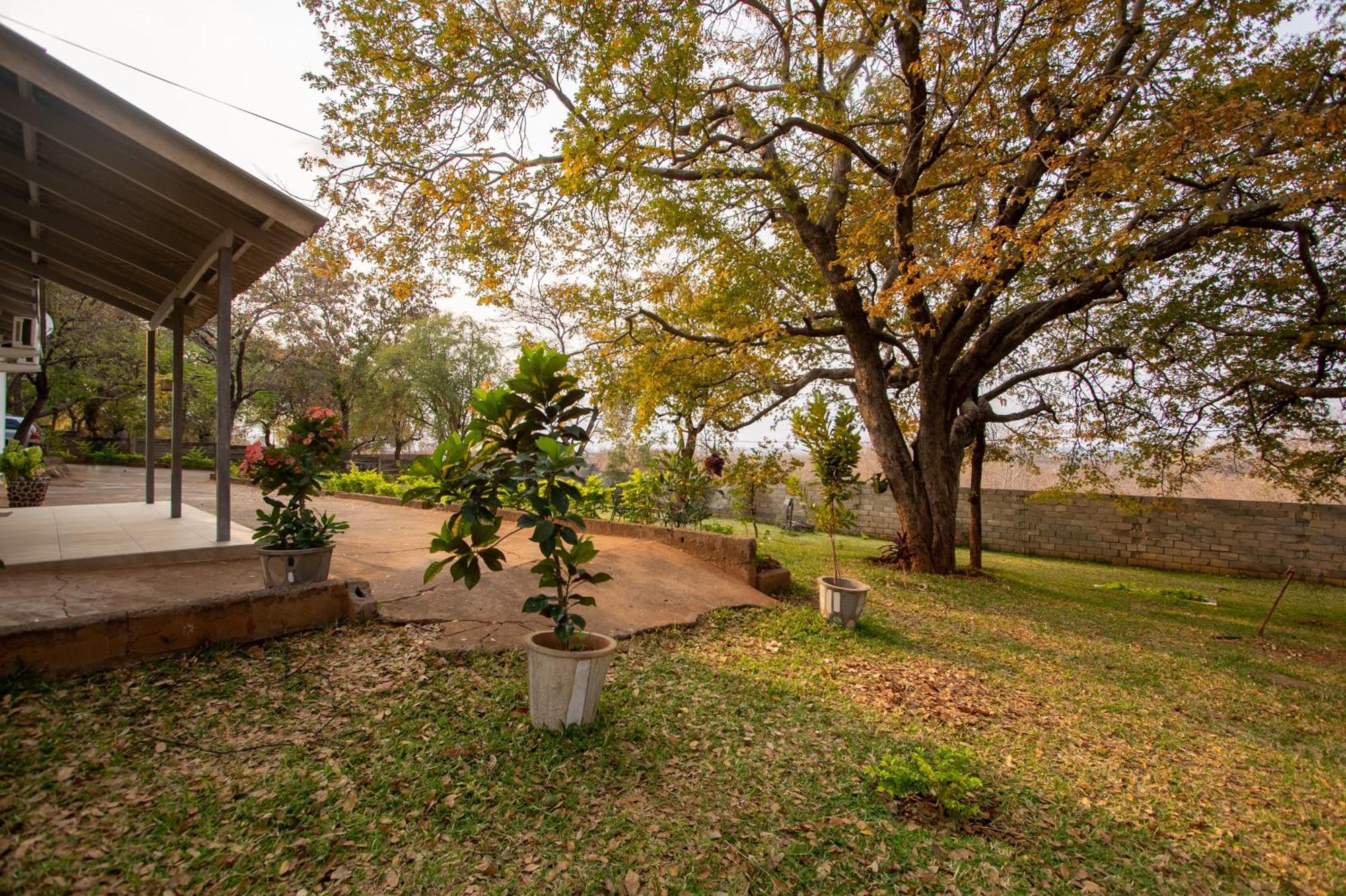 Wood Road Guest Lodge Victoria Falls Exterior foto